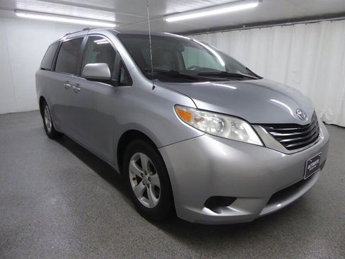 Used 2011 Toyota Sienna LE image 1