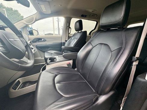Used 2024 Chrysler Pacifica Touring-L FWD image 15