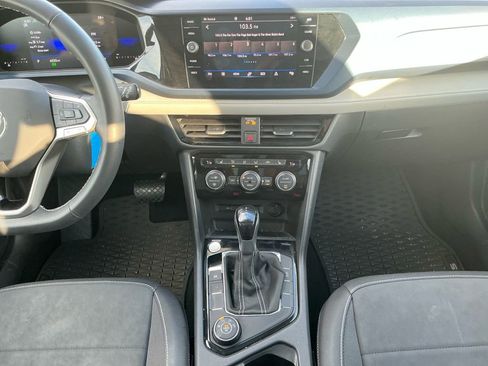 Used 2024 Volkswagen Taos SE w/ Panoramic Sunroof Package image 11