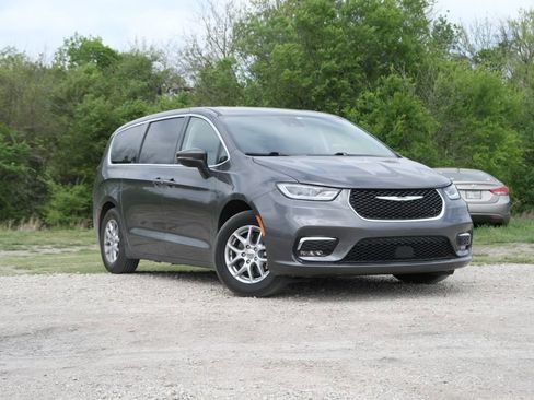 Used 2023 Chrysler Pacifica Touring-L image 1