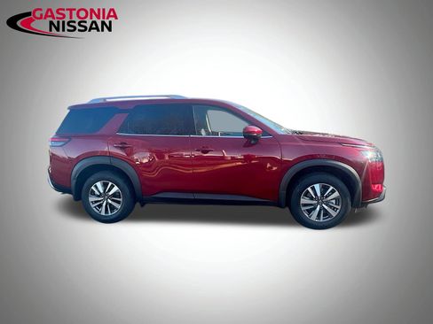 Used 2024 Nissan Pathfinder SL image 10