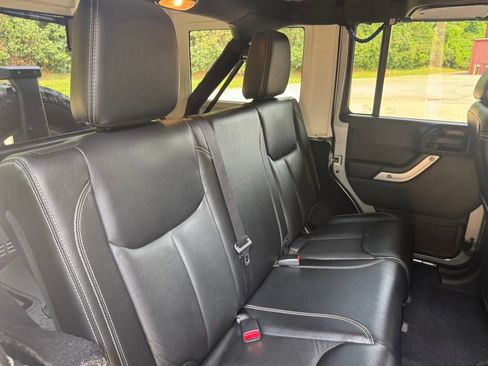 Used 2017 Jeep Wrangler Unlimited Rubicon w/ Connectivity Group AWD/4WD image 26