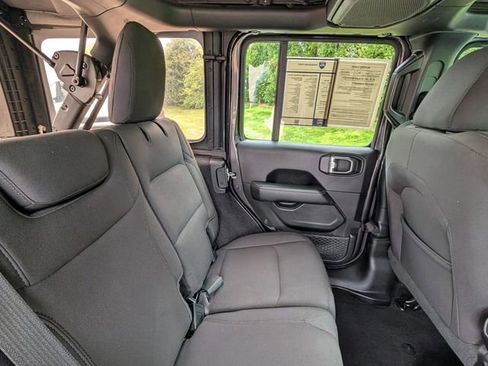 Used 2019 Jeep Wrangler Unlimited Sahara AWD/4WD image 28