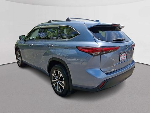 Used 2021 Toyota Highlander XLE AWD/4WD image 7