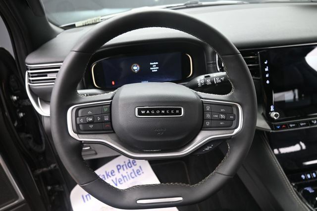 Used 2025 Jeep Wagoneer 4WD image 26