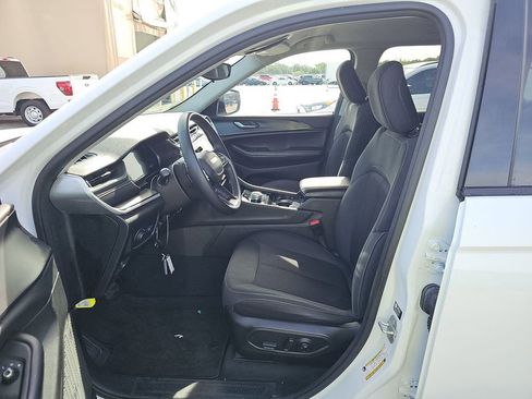 Used 2023 Jeep Grand Cherokee Laredo RWD image 10
