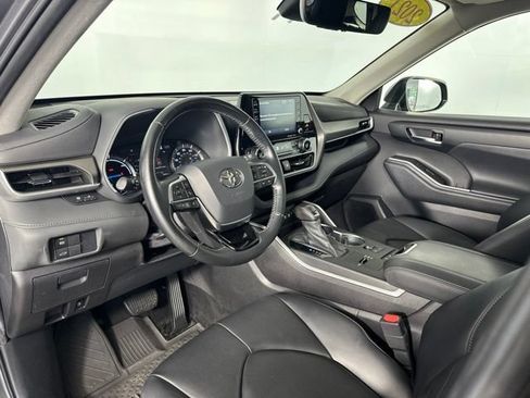 Used 2021 Toyota Highlander XLE AWD/4WD image 17