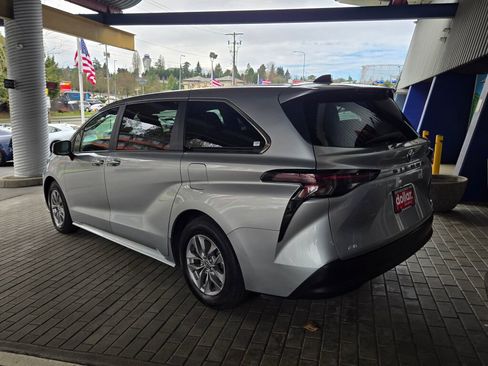 Used 2023 Toyota Sienna LE image 7