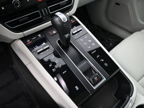 Certified 2025 Porsche Macan AWD/4WD image 24