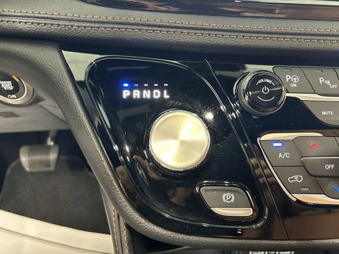 Used 2024 Chrysler Pacifica Pinnacle AWD/4WD image 18