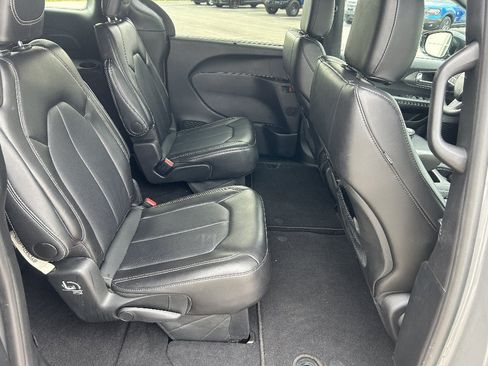 Used 2025 Chrysler Pacifica Select FWD image 19