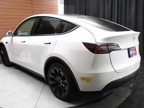 Used 2022 Tesla Model Y Long Range image 9