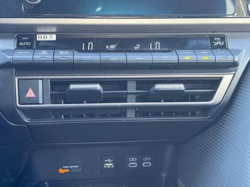 Used 2025 Toyota Camry SE image 26