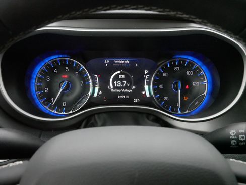 Used 2024 Chrysler Pacifica Touring-L image 21