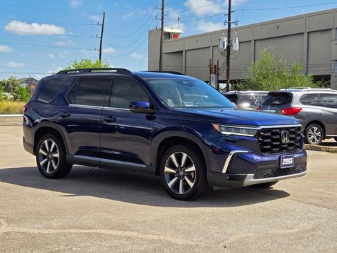 Used 2024 Honda Pilot Touring image 3