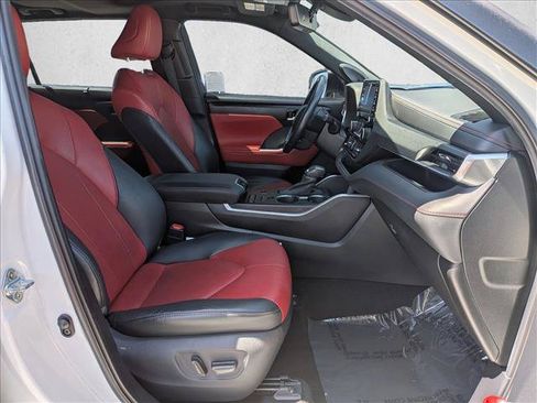 Used 2021 Toyota Highlander XSE FWD image 22