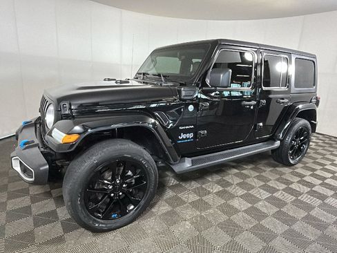 Used 2023 Jeep Wrangler Unlimited Sahara w/ Cold Weather Group AWD/4WD image 8