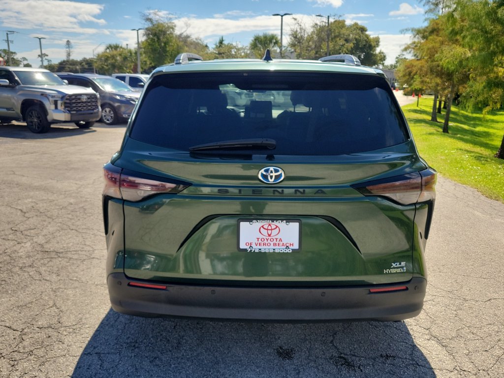 Used 2023 Toyota Sienna XLE FWD image 5