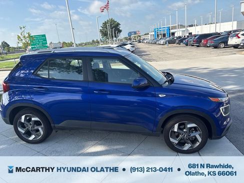 Used 2023 Hyundai Venue Limited FWD image 11