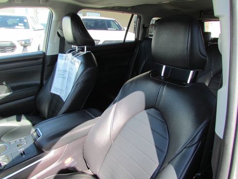 Used 2023 Toyota Highlander XLE image 15