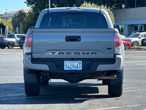 Used 2020 Toyota Tacoma TRD Sport w/ TRD Premium Sport Package AWD/4WD image 5