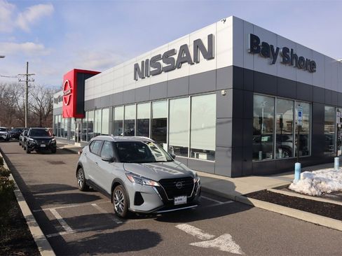 Certified 2024 Nissan Kicks SV image 2