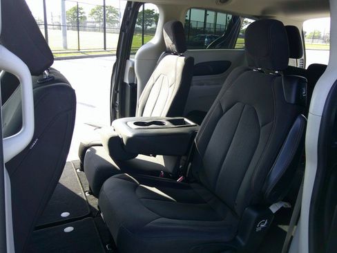 Used 2017 Chrysler Pacifica LX FWD image 42