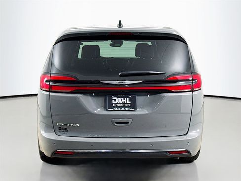 Used 2025 Chrysler Pacifica Select image 6