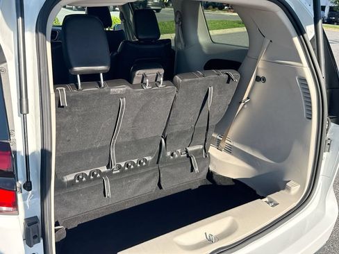 Used 2023 Chrysler Pacifica Touring-L FWD image 8