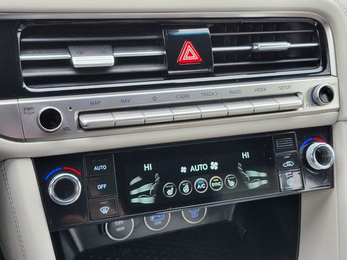 Used 2025 Genesis G70 2.5T image 22