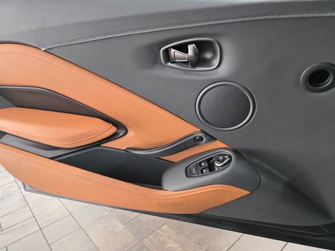 Used 2023 Aston Martin V8 Vantage Coupe image 16