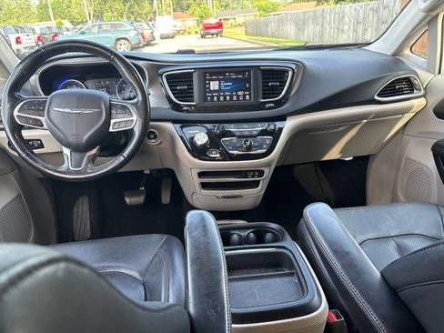 Used 2020 Chrysler Pacifica Touring-L FWD image 20