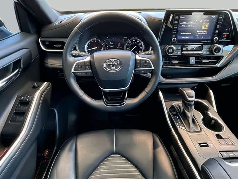 Used 2022 Toyota Highlander XSE FWD image 5