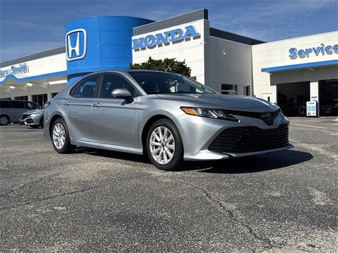Used 2020 Toyota Camry LE image 2