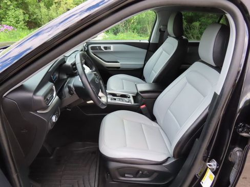 Used 2021 Ford Explorer XLT w/ Equipment Group 202A AWD/4WD image 22