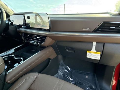 New 2025 Chevrolet Suburban High Country AWD/4WD image 31