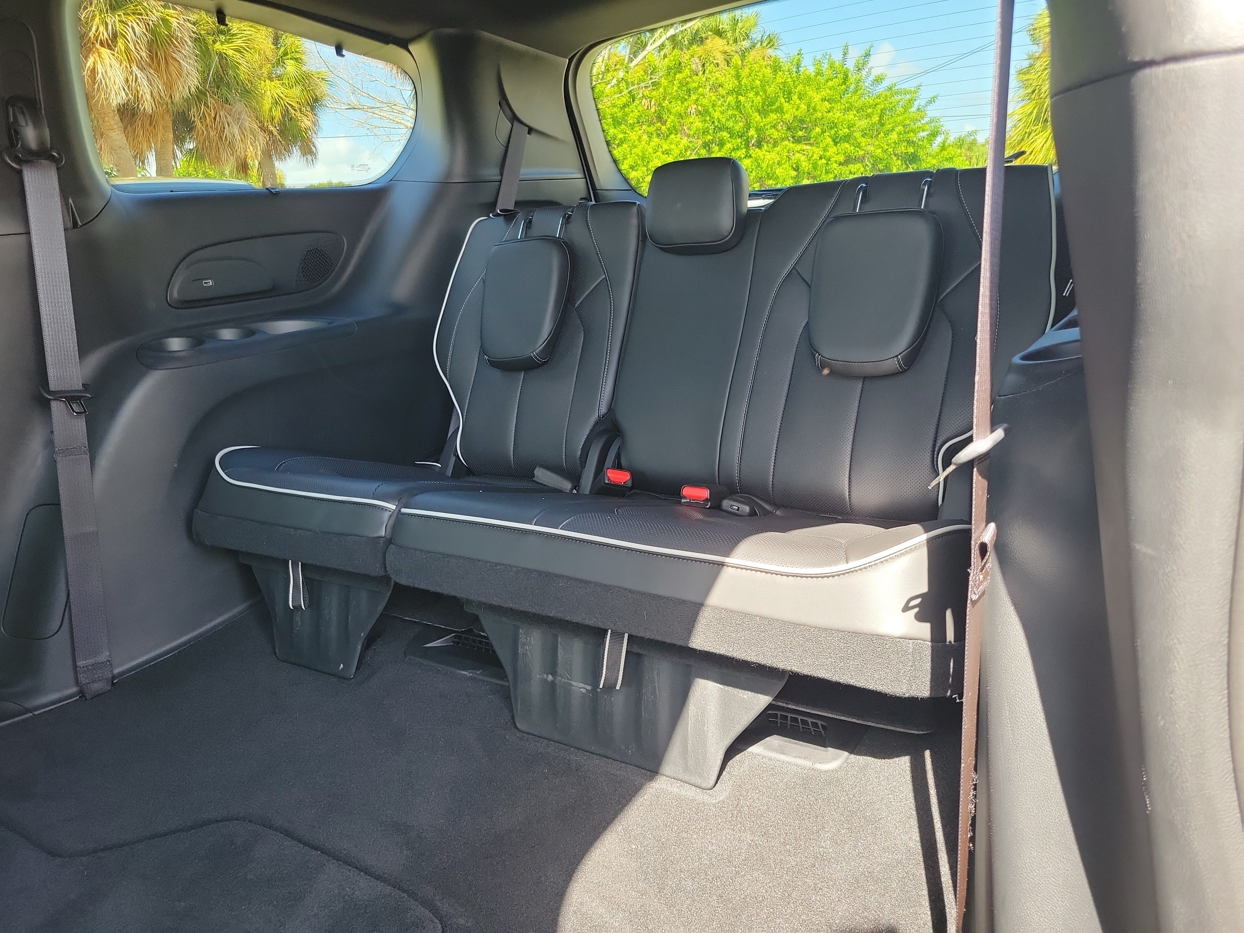 Used 2025 Chrysler Pacifica Limited FWD image 9