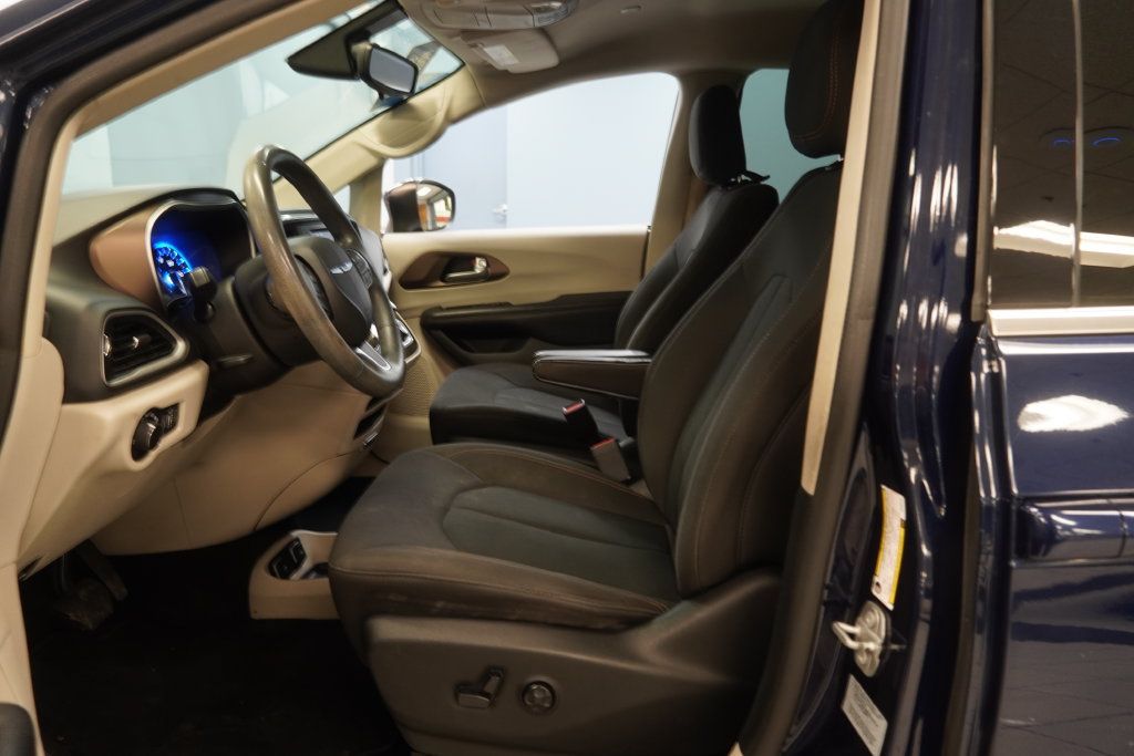 Used 2017 Chrysler Pacifica Touring FWD image 5