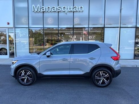 Used 2025 Volvo XC40 B5 Core AWD/4WD image 2