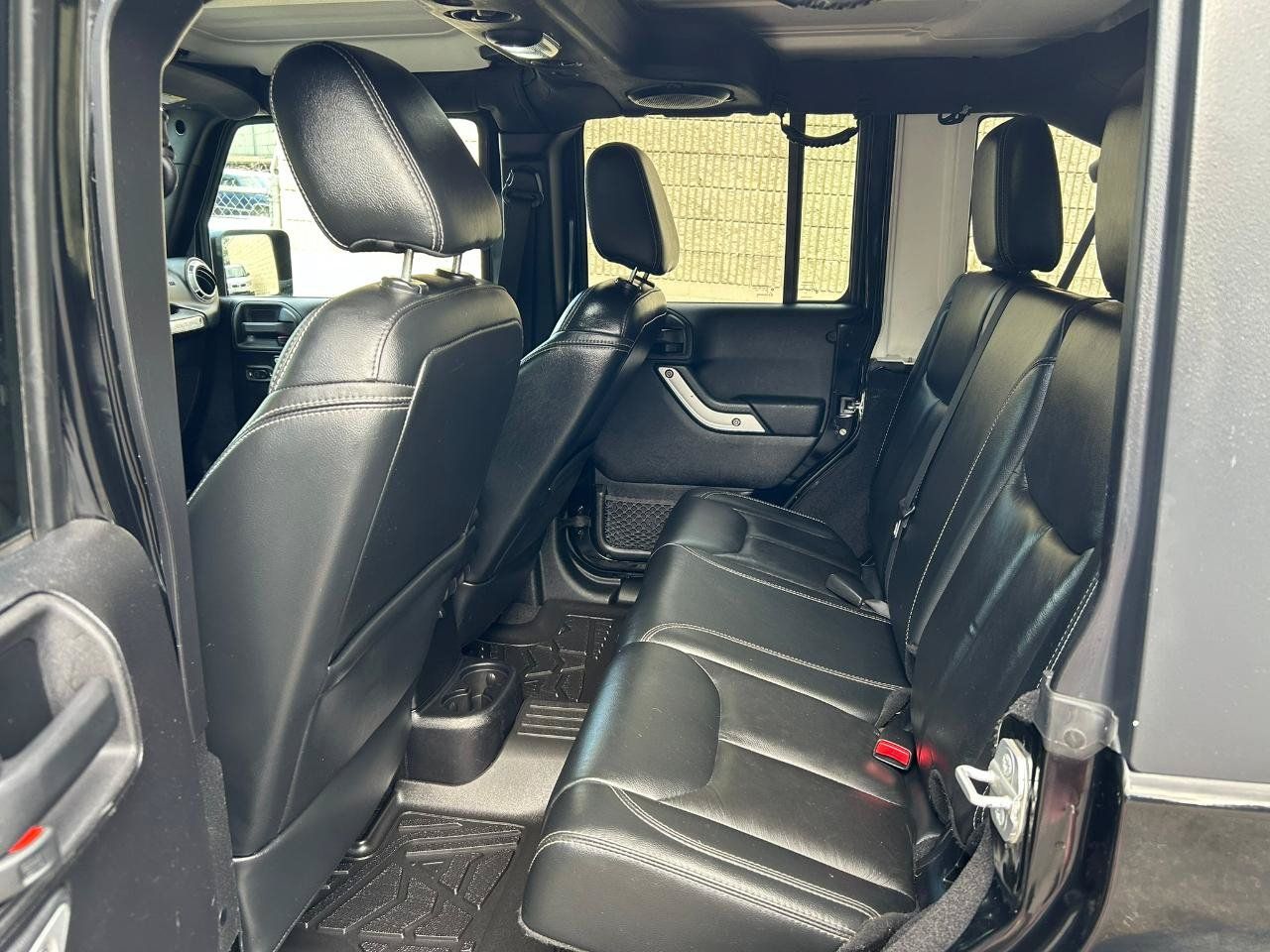 Used 2014 Jeep Wrangler Unlimited Rubicon w/ Connectivity Group AWD/4WD image 11