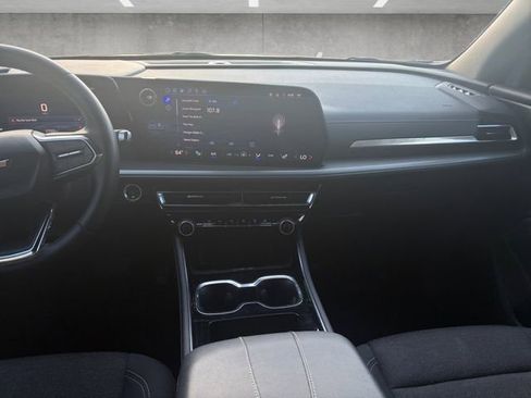 Used 2025 Chevrolet Traverse LT FWD image 3