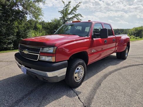 Used 2005 Chevrolet Silverado 3500 LS w/ Heavy-Duty Power Package AWD/4WD image 2