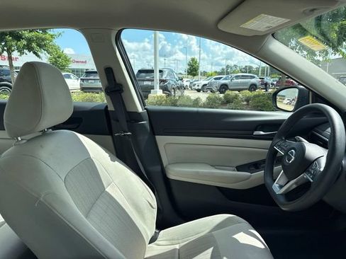 Used 2025 Nissan Altima 2.5 SV FWD image 14