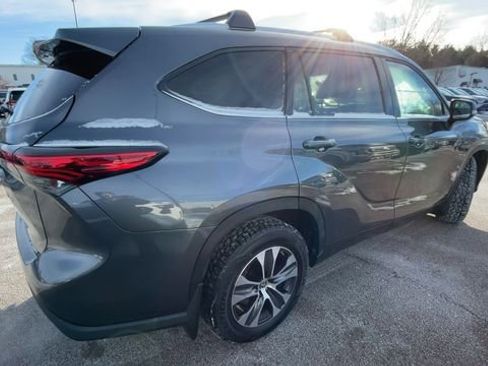 Certified 2022 Toyota Highlander XLE image 2