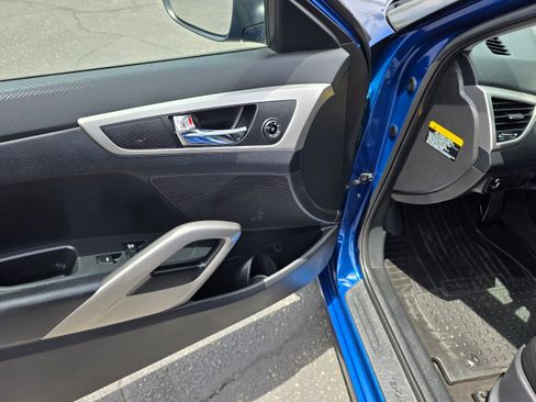 Used 2017 Hyundai Veloster FWD image 12