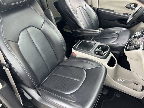 Used 2023 Chrysler Pacifica Touring-L FWD image 11