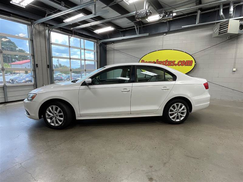 Used 2011 Volkswagen Jetta SE FWD image 2