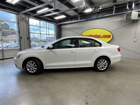 Used 2011 Volkswagen Jetta SE FWD image 2