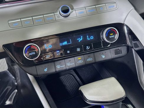 Used 2025 Hyundai Elantra Limited FWD image 26