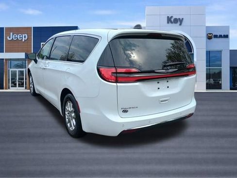 Used 2024 Chrysler Pacifica Touring FWD image 3